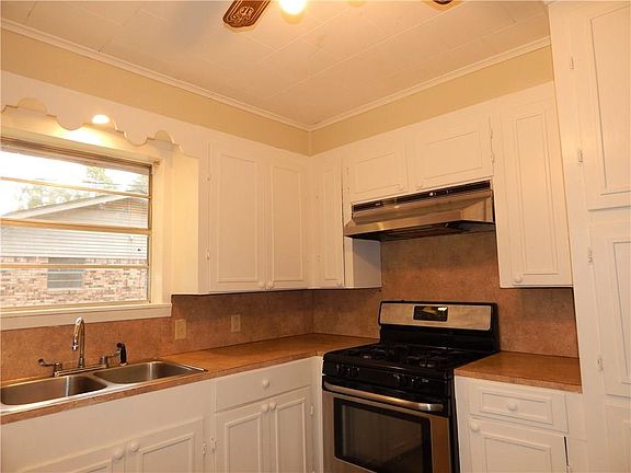 4th image of 113 Evangeline Dr