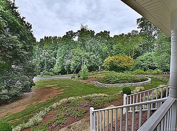 4th image of 2022 Surrey Ln