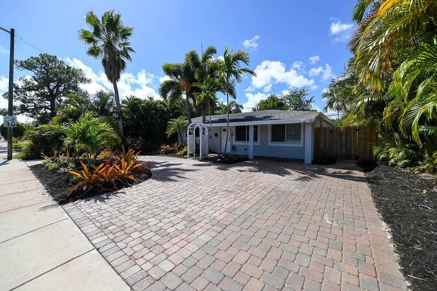 4 bed, 2.0 bath, 1600 sqft, $4,500 — Photo 2