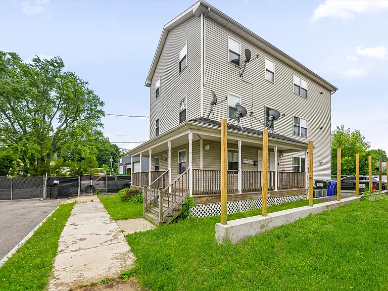 22 Chappelle St #3 — Photo 40