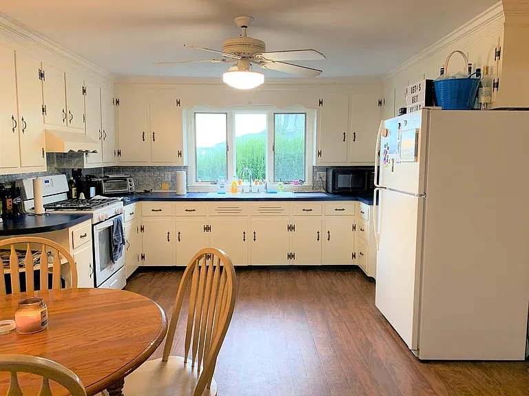 27 Thompson Ave #1 — Photo 9