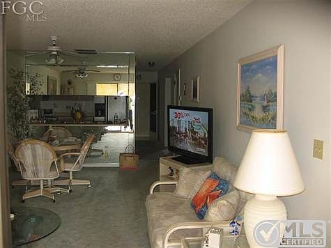 This condo comes turnkey! Just bring your toothbrushes!!