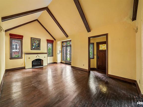 3rd image of 1094 Belle Ave