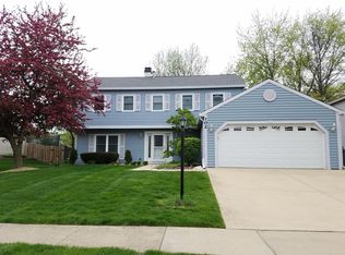 102 Canton Ln, Streamwood, IL