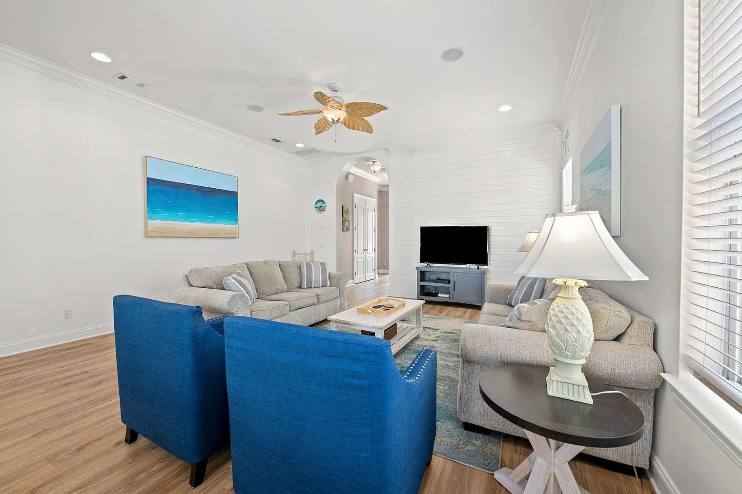 5 bed, 3.0 bath, 3433 sqft, $8,204 — Photo 4