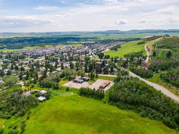 514 & 526 Windsor Ave NW, Diamond Valley, AB T0L 2A0