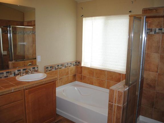 5th image of 811 Queensland Cir