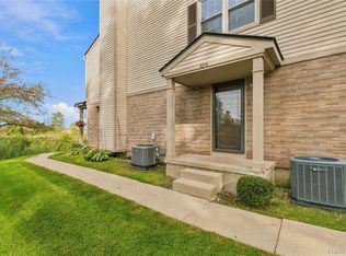 3216 High Pointe Ridge Rd, Lake Orion, MI 48359