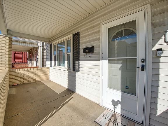 3rd image of 828 Maplewood Ave