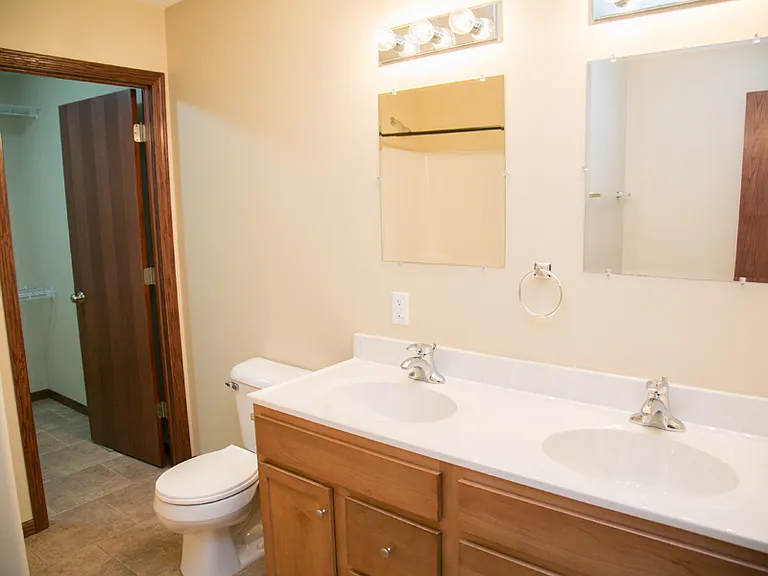 Primary bedroom bathroom