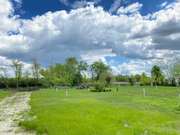 37651 N Frank Ct, Spring Grove, IL 60081