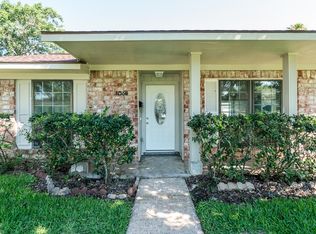 10611 Sagebriar Dr, Houston, TX 77089