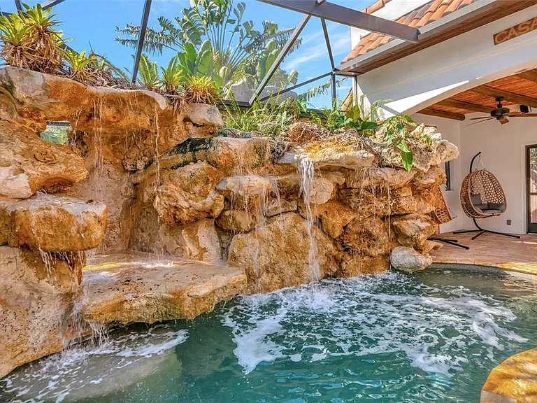 681 Avenida De Mayo — Photo 10