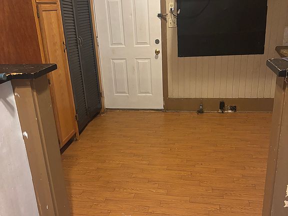 5th image of 810 W South St