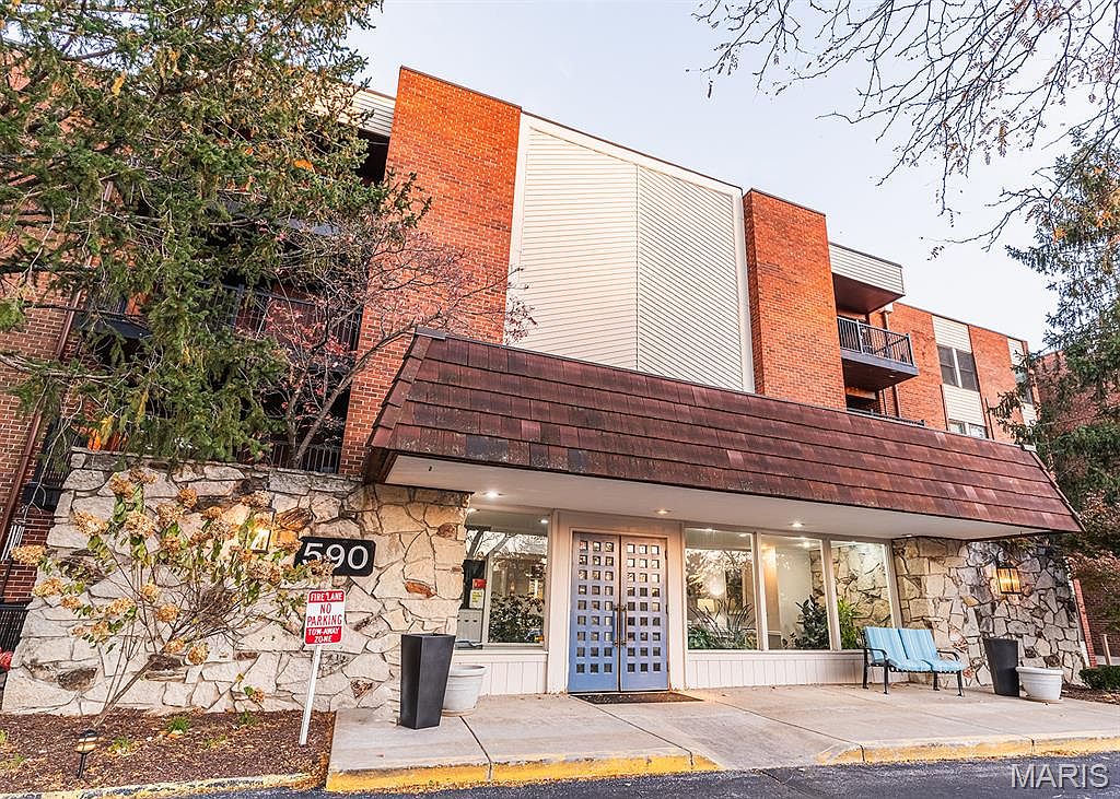 590 Sarah Ln APT 208