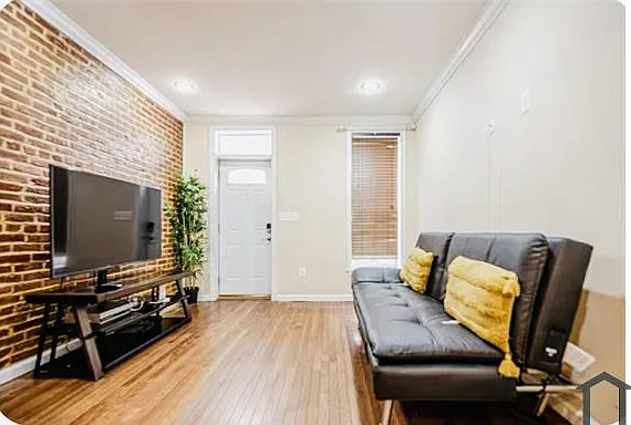 208 N Port St — Photo 4