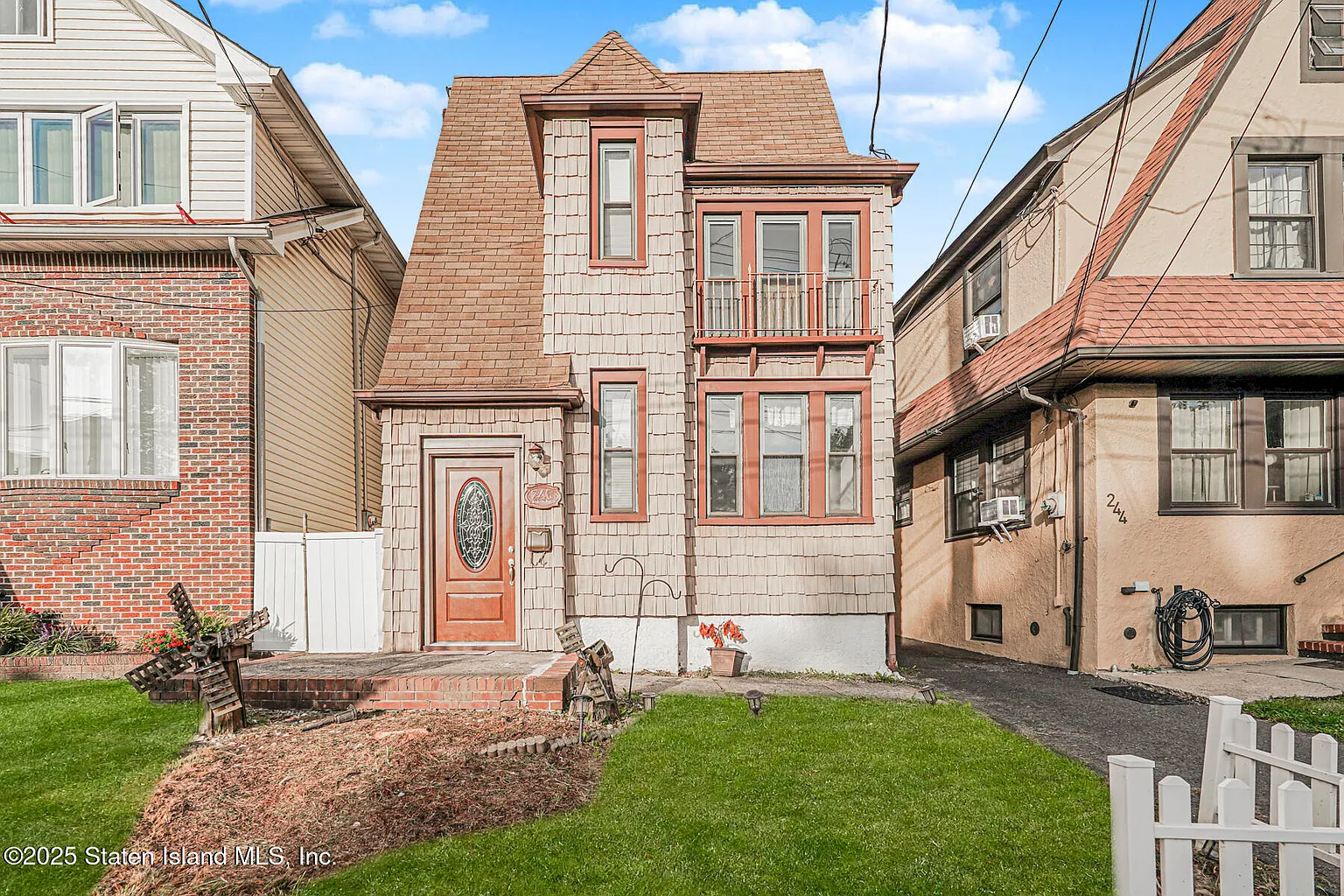246 Dubois Ave photo 1