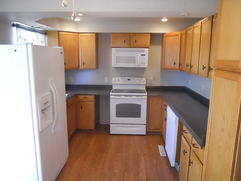 3808 Elmwood Cir — Photo 4