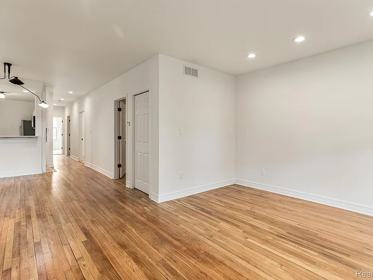 314 Hendrie St — Photo 5