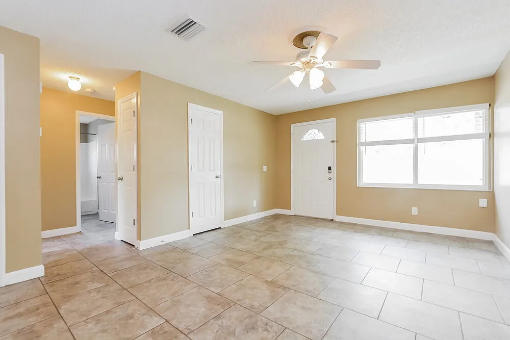 3 bed, 2.0 bath, 1375 sqft, $2,025 — Photo 4