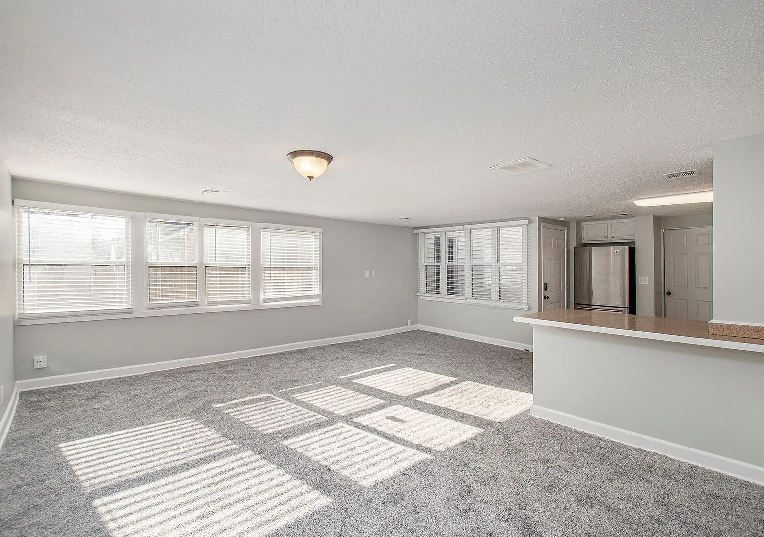 Coming soon! Rare Mission Kansas home for rent — Photo 3