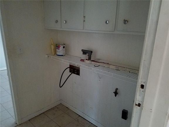 5th image of 1900 W Plummer St