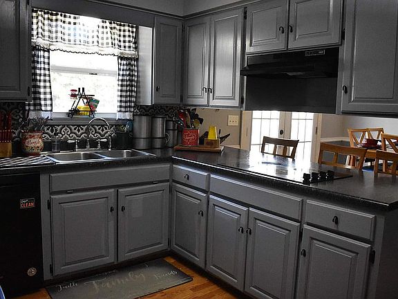5th image of 258 Thompson Ave