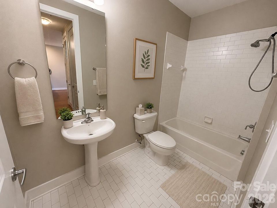 2nd image of 1101 W 1st St APT 409