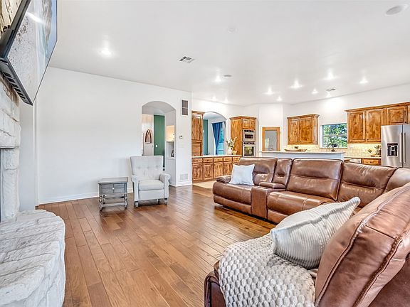 4th image of 42176 Augusta Dr