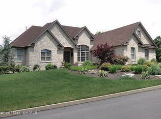 331 Glenmaura Dr, Moosic, PA 18507