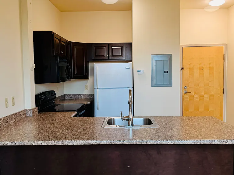 191 College St #212 — Photo 11