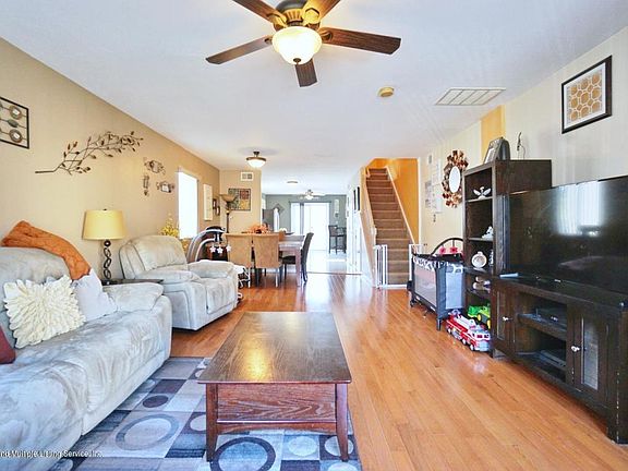 3rd image of 26 Bentley Ln