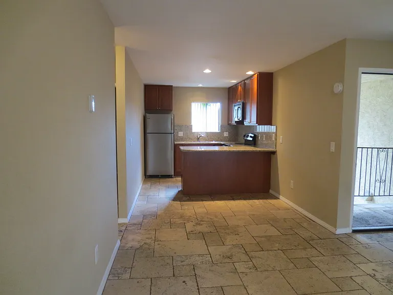 La Paloma Apartments — Photo 7