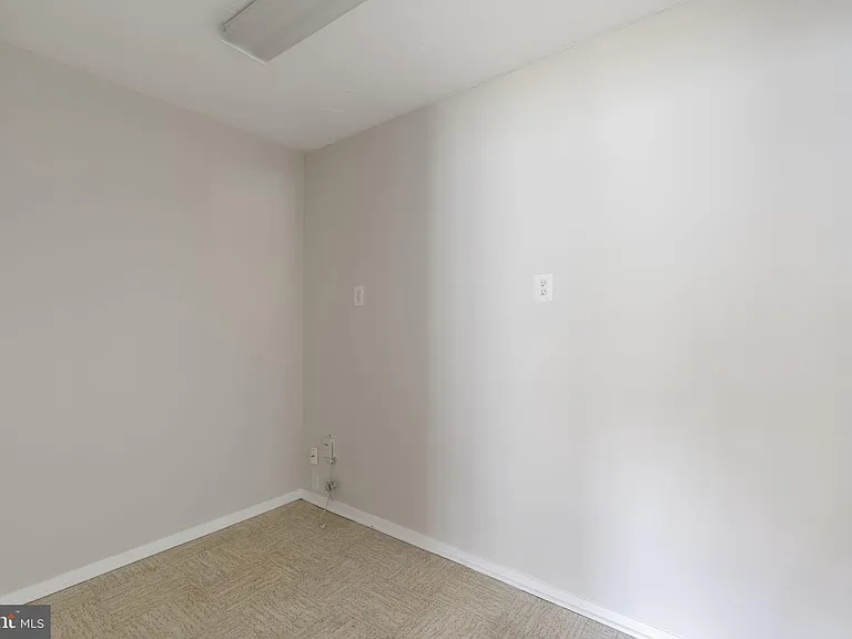 8005 Woodholme Cir — Photo 25