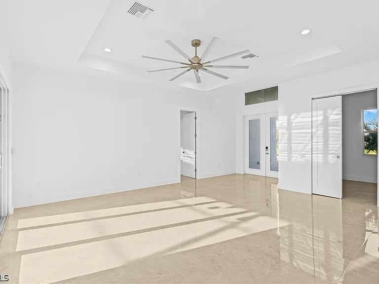 821 NW 37th Pl — Photo 12