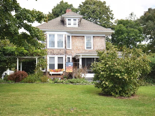11 Crosby St, Center Moriches, NY 11934