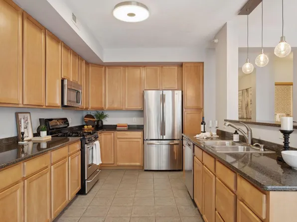 825 Berry St APT 212, Saint Paul, MN 55114
