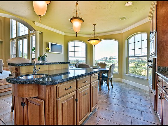 Open kitchen/eating area