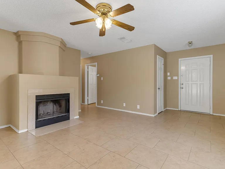 6315 Regency Ln — Photo 6