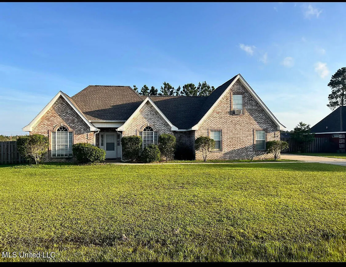4 bed, 2.0 bath, 2500 sqft, $2,500 — Photo 1
