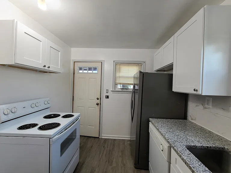 160 Olympia Dr — Photo 8