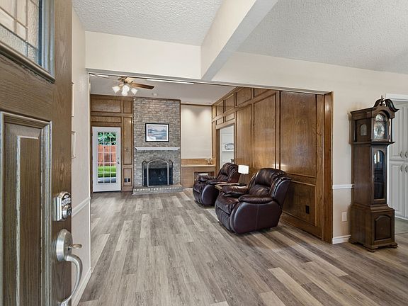 5th image of 328 Lakewood Ct