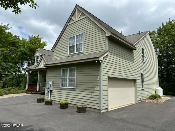 251 Wild Pines Dr, Long Pond, PA 18334