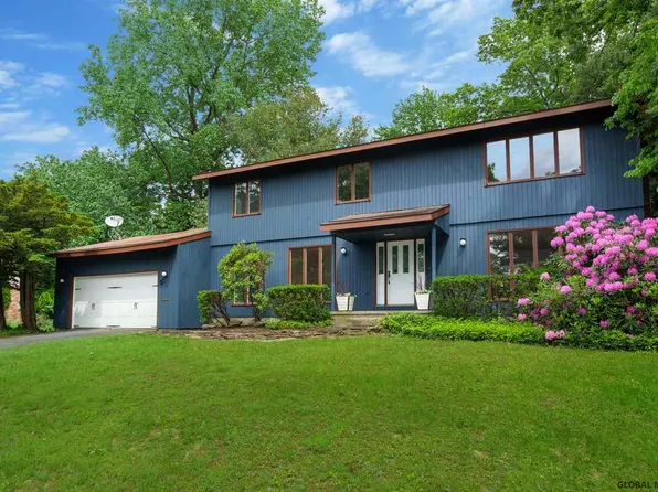 880 Heather Ln, Niskayuna, NY 12309
