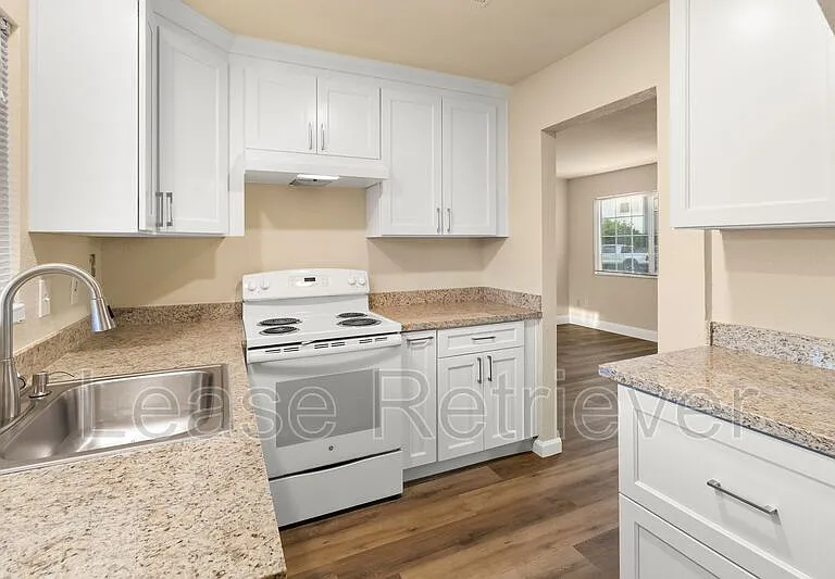 940 Palm Cir — Photo 15