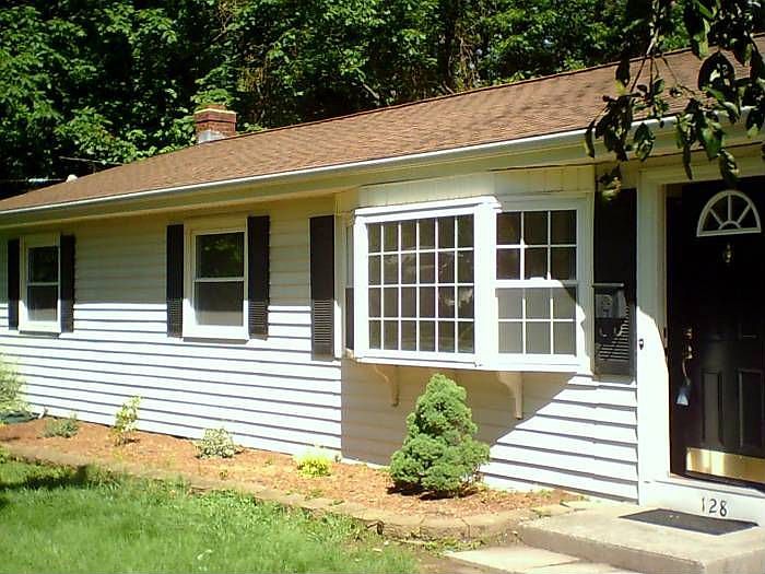 128 Willard Dr, Enfield