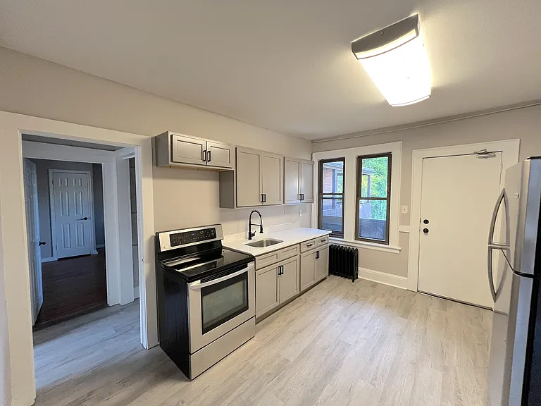 65 Monroe Street - E — Photo 6
