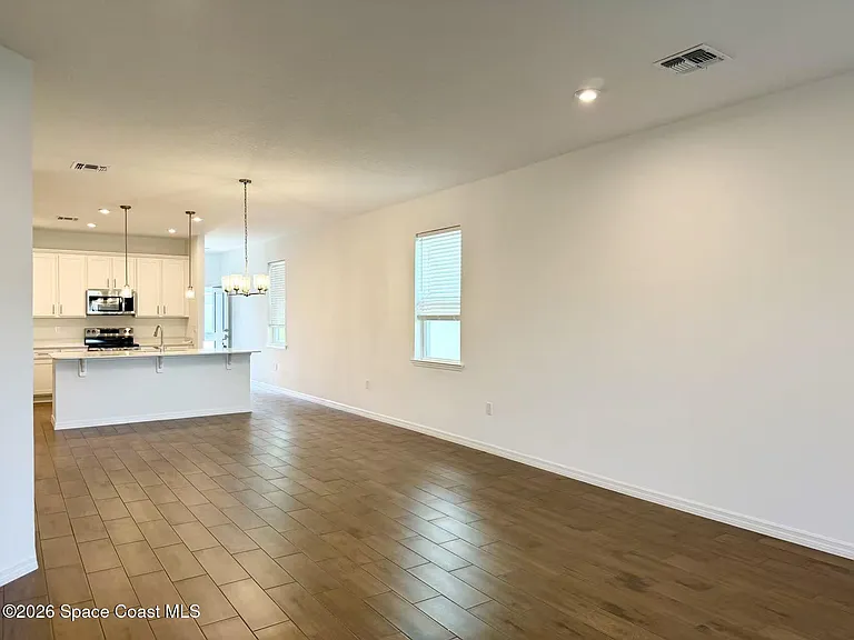 826 Castleford Ave NE — Photo 5