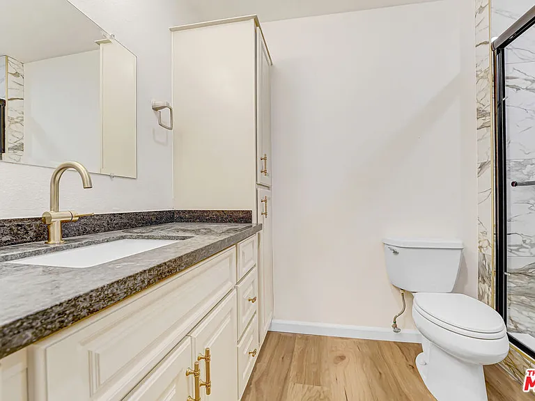 22123 Burbank Blvd #2 — Photo 7