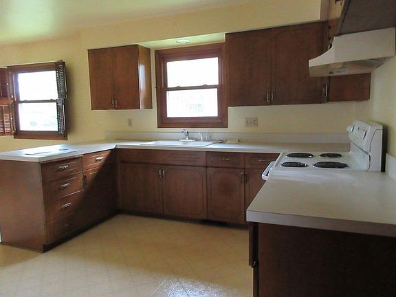 3rd image of 1305 Parkwood Blvd